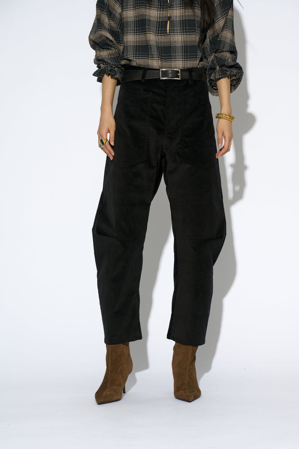 Pantalón Bruna terciopelo negro - look completo