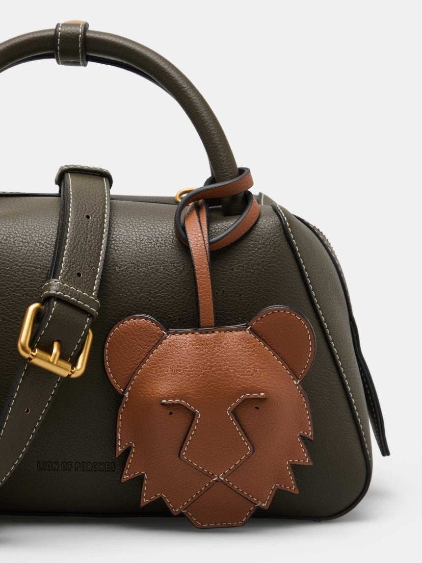 Bolso Verde Musgo LION OF PORCHES - detalle charm