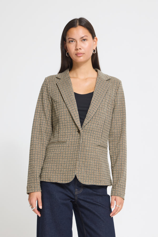 AMERICANA IHKATE WOOLLEY