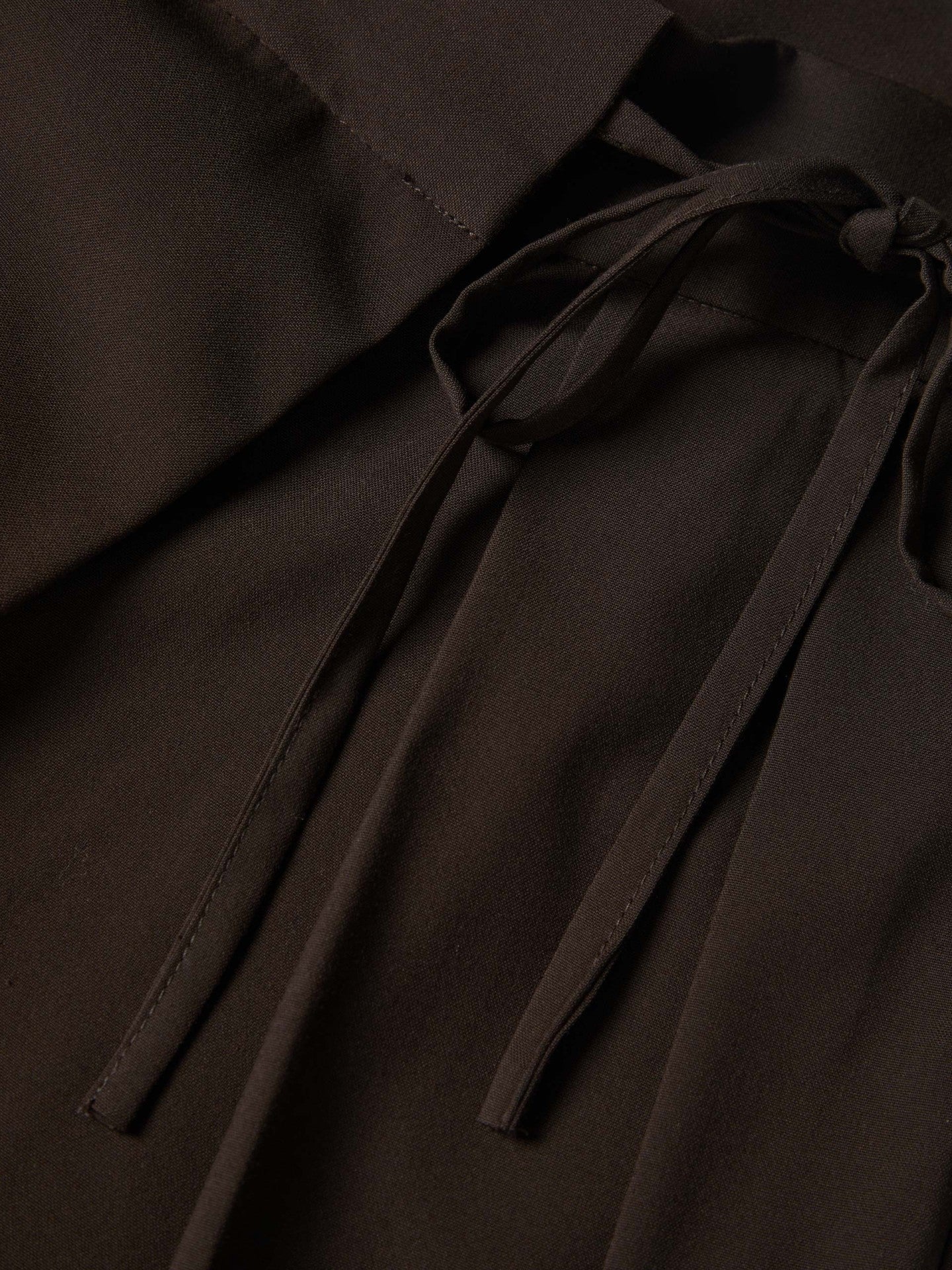 Pantalones anchos con pliegues