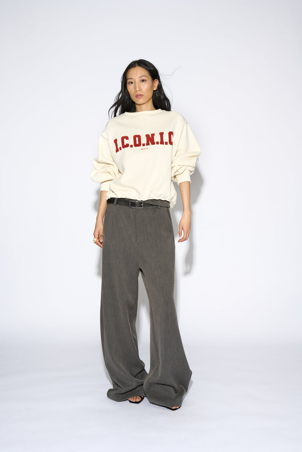 Sudadera Iconic ecru - detalle texto