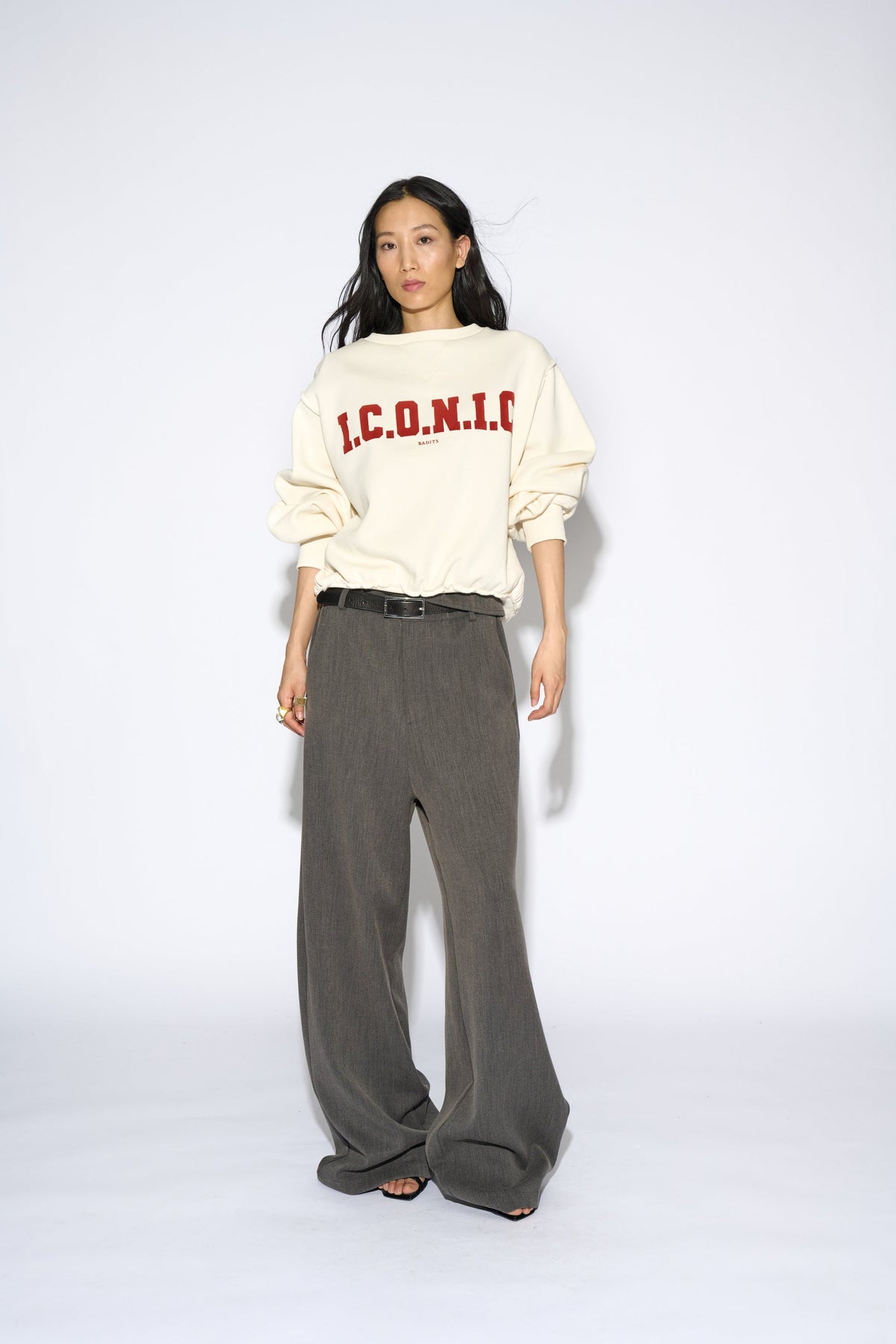 Sudadera Iconic ecru - detalle texto