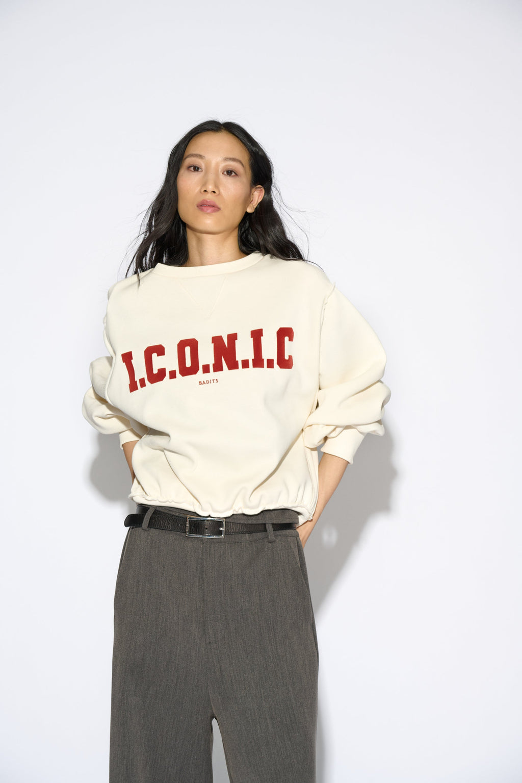 Sudadera Iconic ecru - modelo