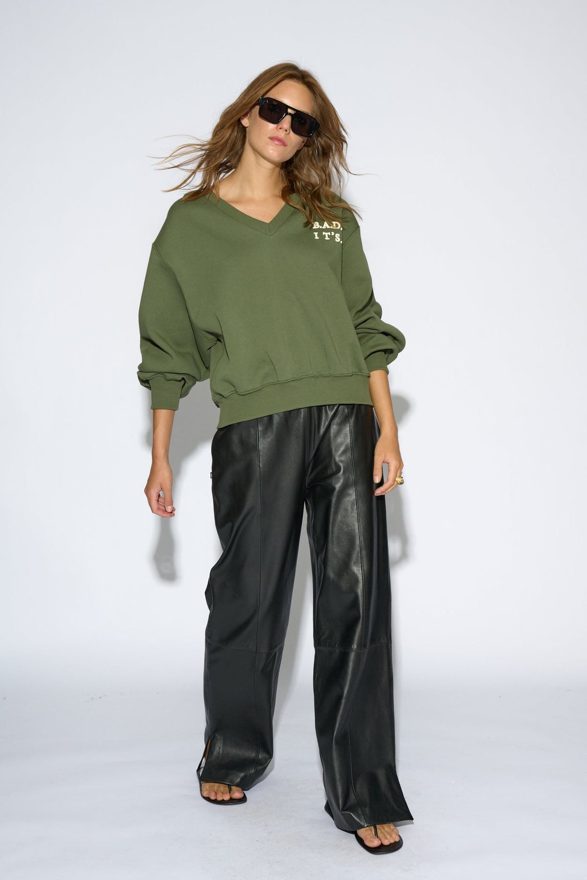 Sudadera Sienna verde cuello pico - vista frontal