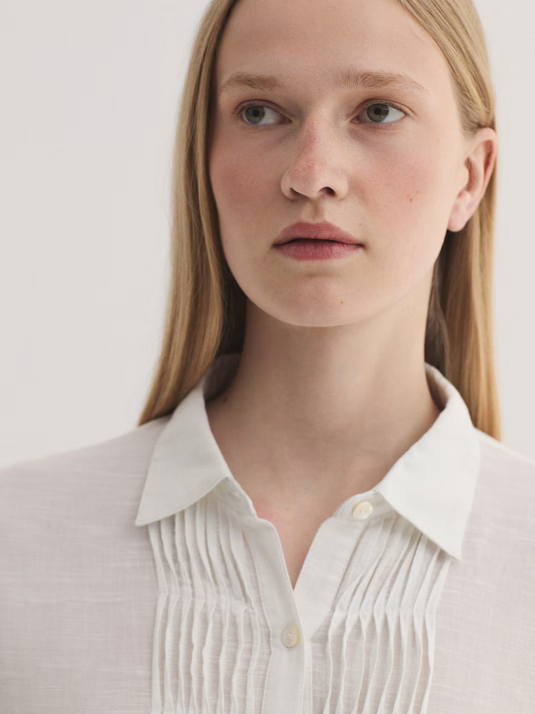 Camisa bimateria con pliegues