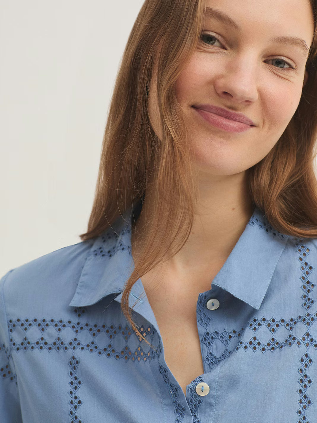 Blusa Bordada Suíça Azul Brilhante