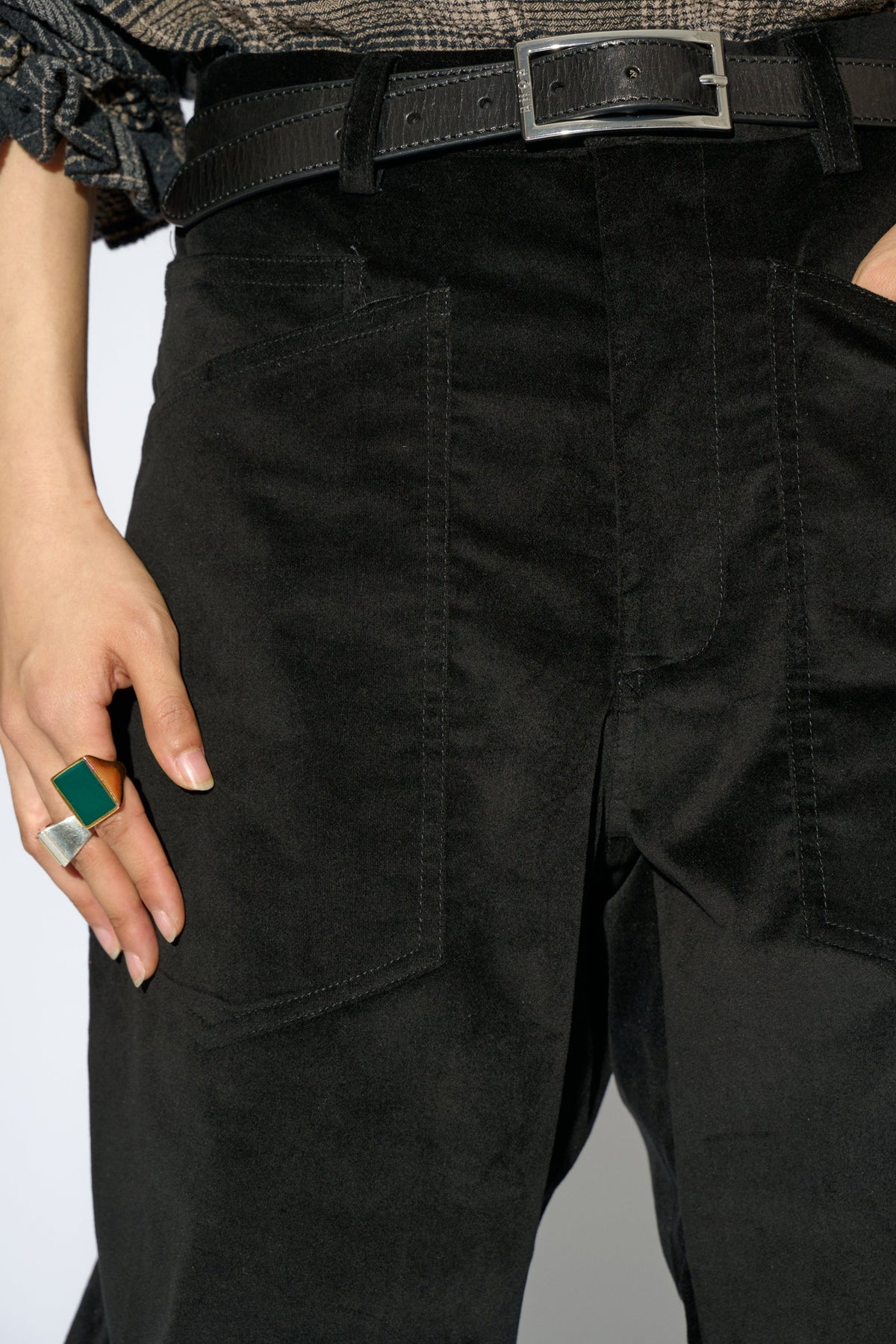 Pantalón Bruna terciopelo negro - vista trasera