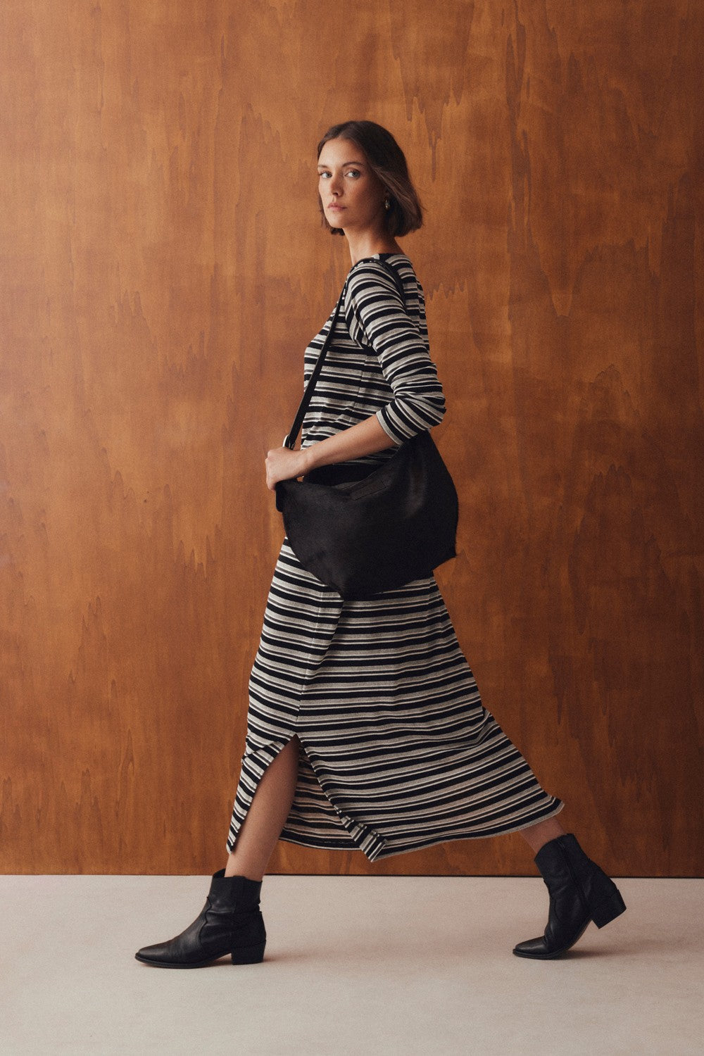 Vestido Vinci de rayas, vista lateral, color gris, MI&CO