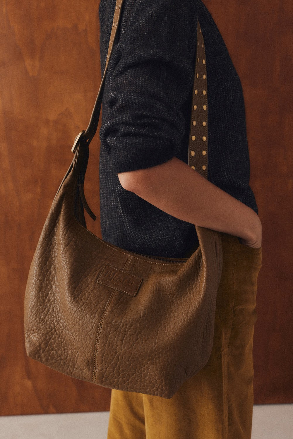 Bolso Marvello media luna con tachuelas MI&CO - detalle tachuelas