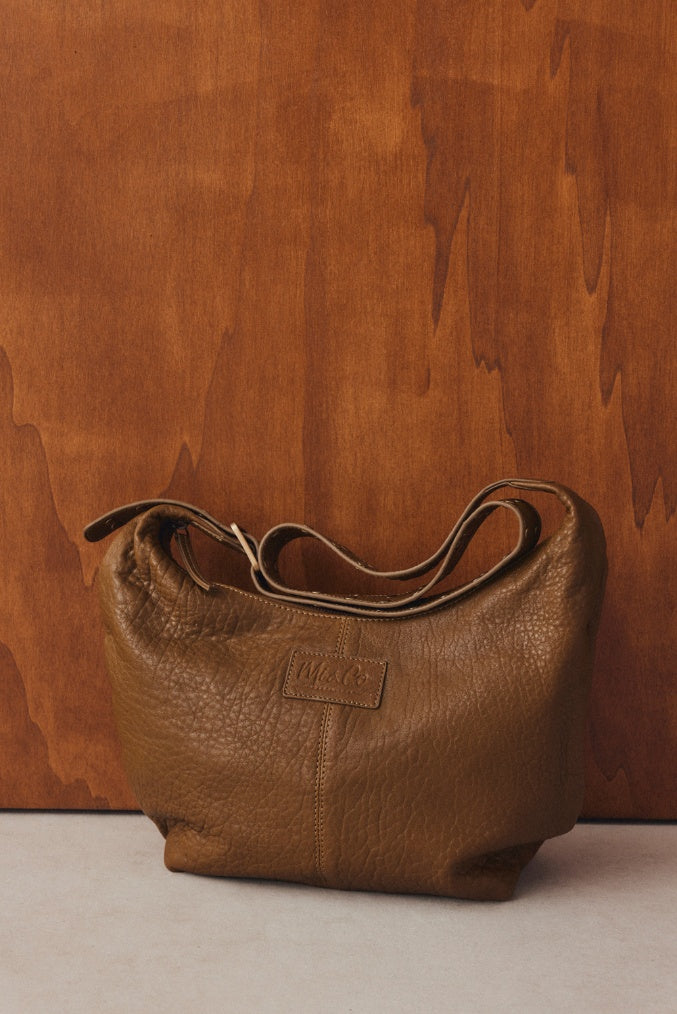 Bolso Marvello media luna con tachuelas MI&CO - detalle