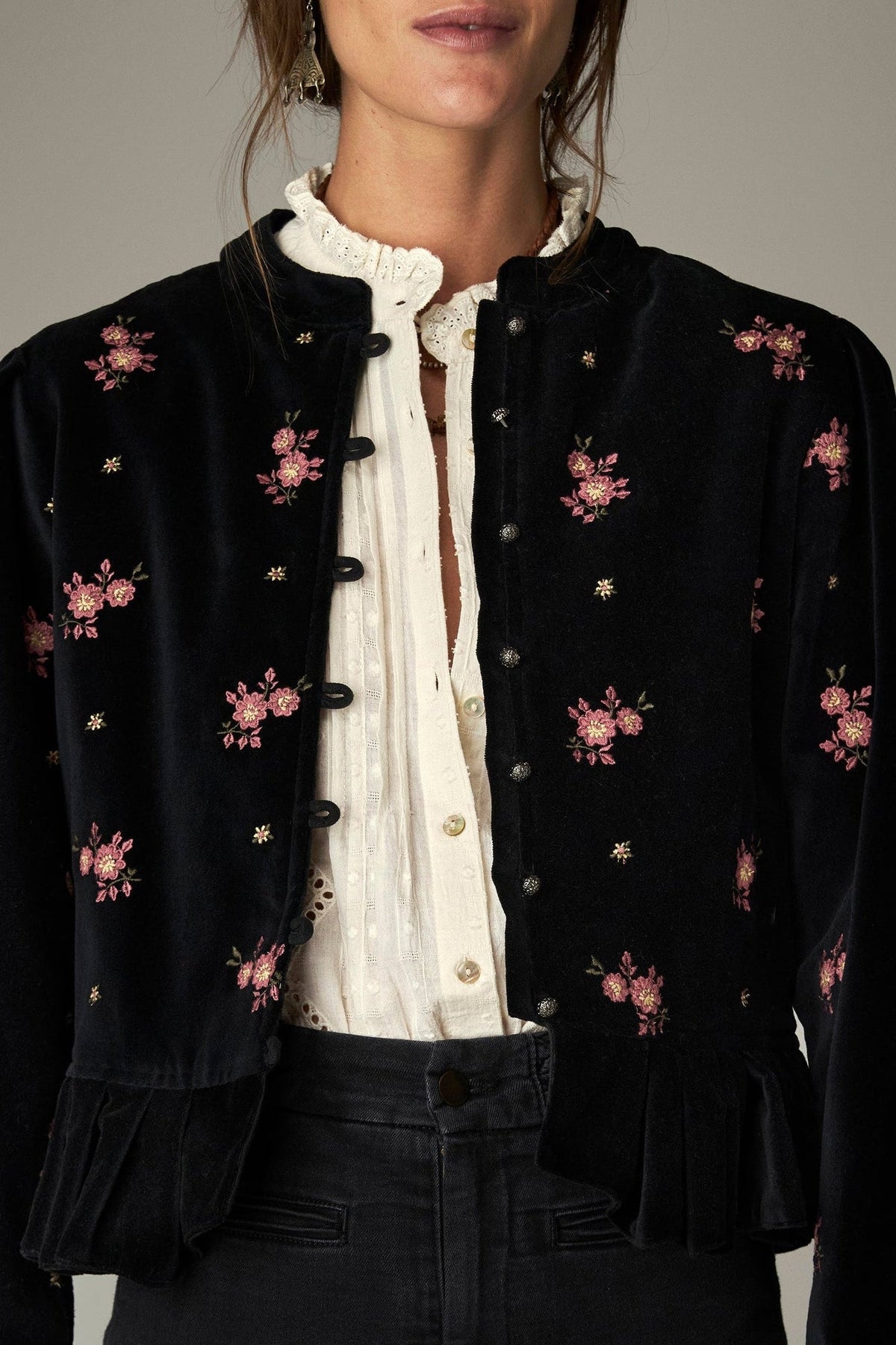 Chaqueta Antoinette Versailles Night Roses MAISON HOTEL - detalle bordado floral