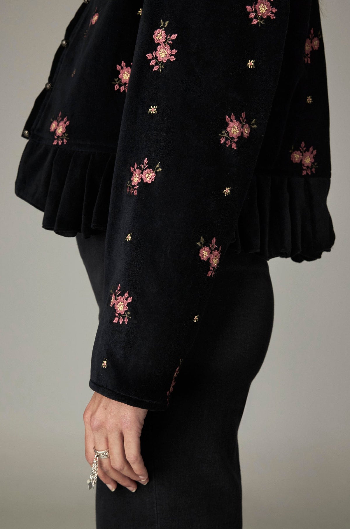 Chaqueta Antoinette Versailles Night Roses MAISON HOTEL - lateral