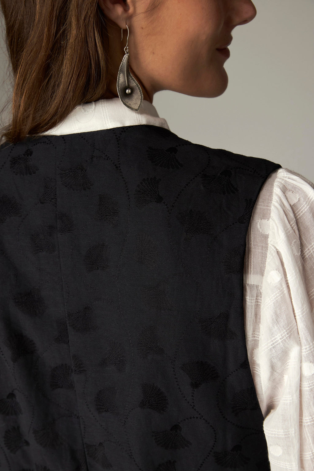 Chaleco Lou Velvet Underground Paint It Black MAISON HOTEL - detalle ribete trenzado