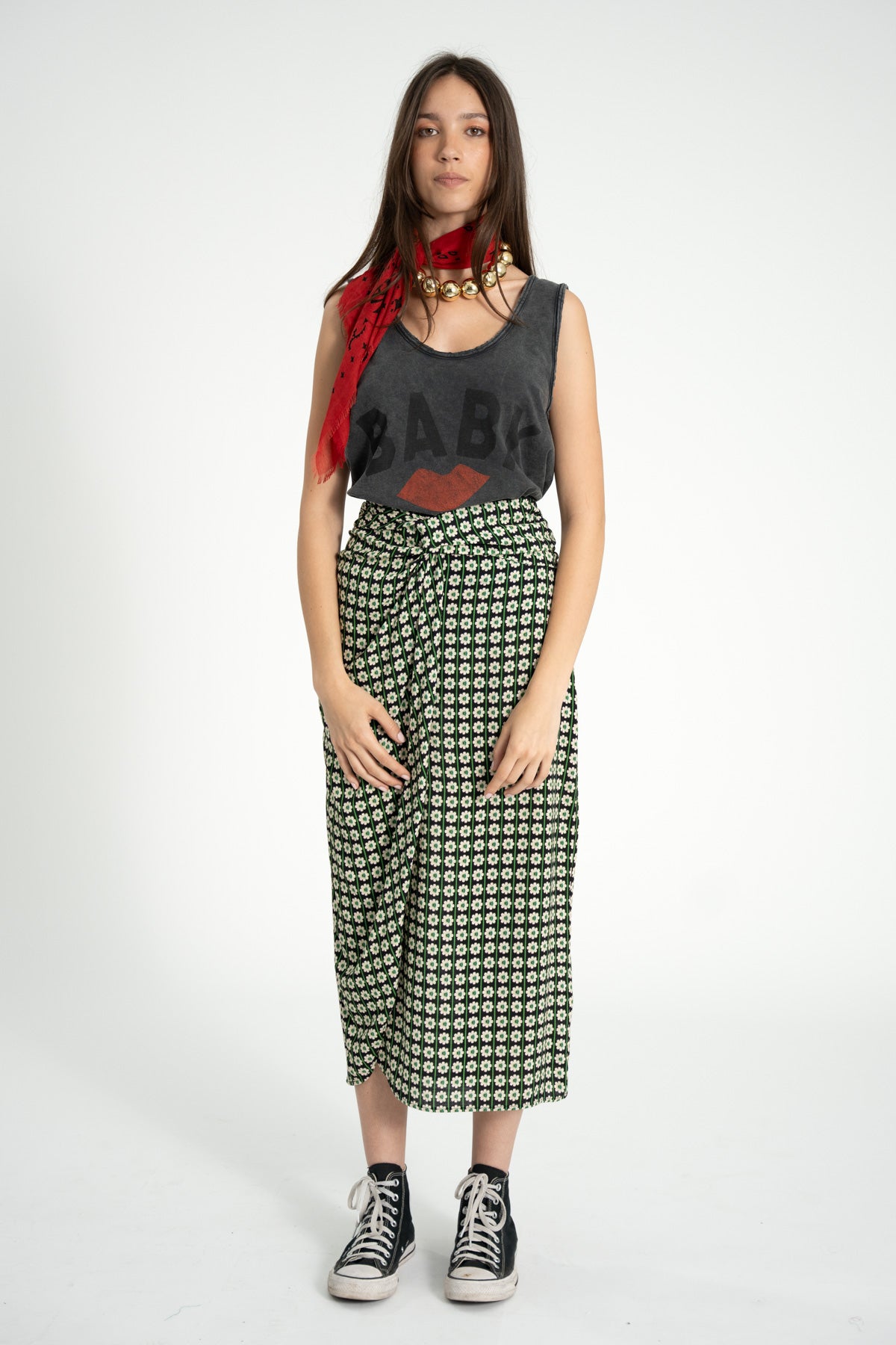 Camiseta/Top Sin Mangas Con Cuello Negro Lavado Estampado "Baby" Labios Rojos