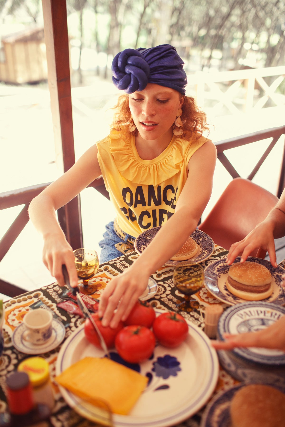 Camiseta Sin Mangas Con Cuello Amarillo "Dance Society"