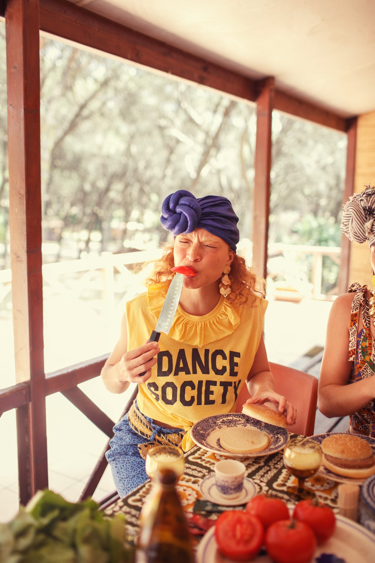 Camiseta Sin Mangas Con Cuello Amarillo "Dance Society"