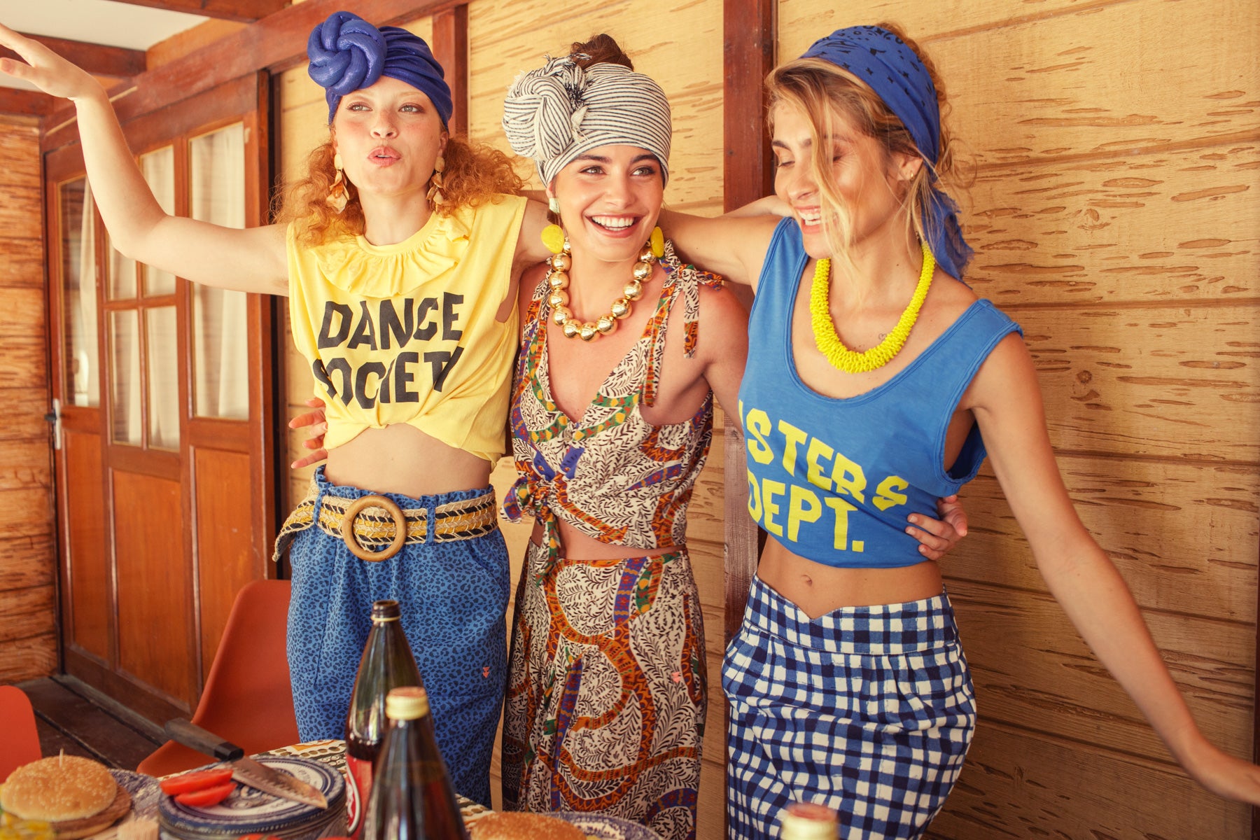 Camiseta Sin Mangas Con Cuello Amarillo "Dance Society"