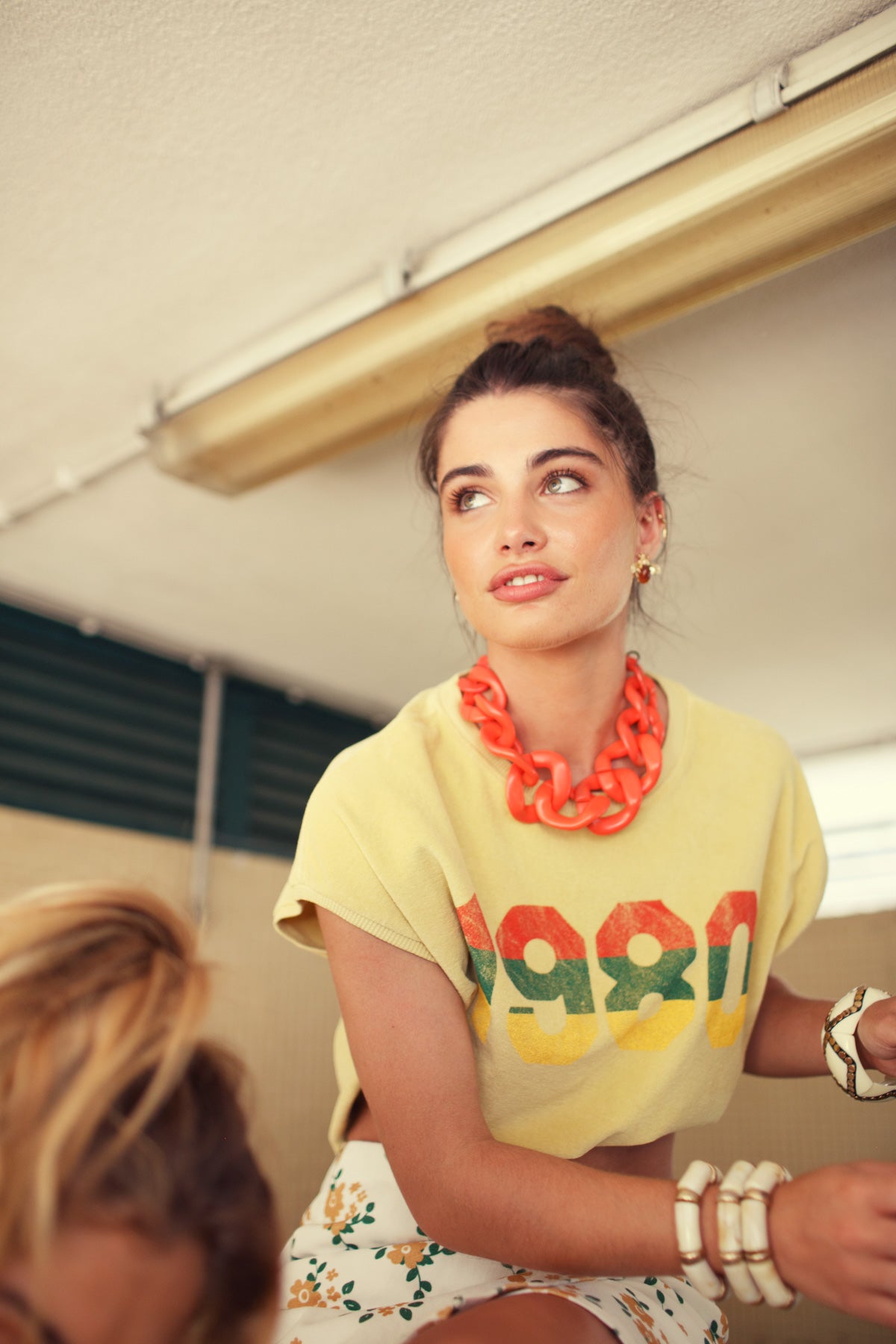 Camiseta/Top Amarilla Sin Mangas Cuello Redondo Arena "1980"