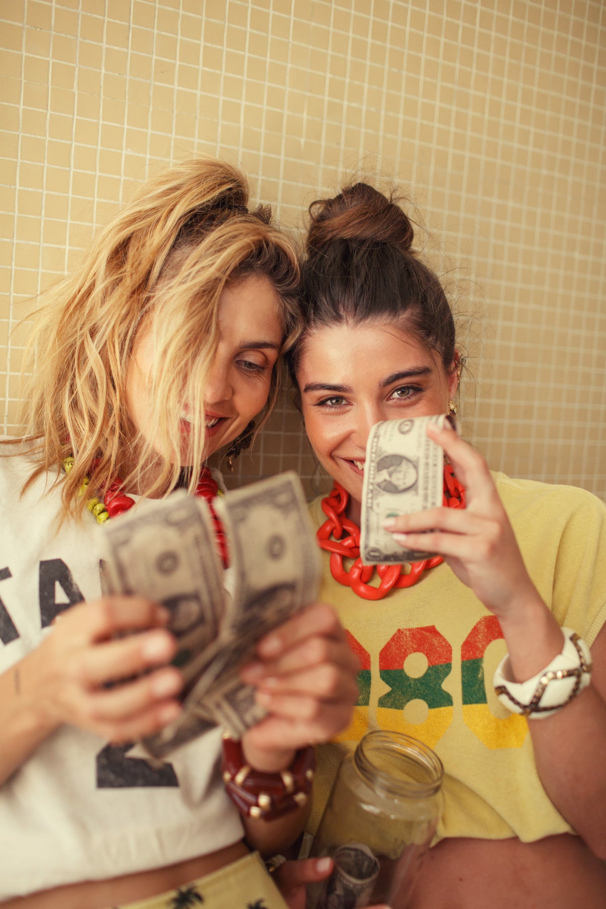 Camiseta/Top Amarilla Sin Mangas Cuello Redondo Arena "1980"