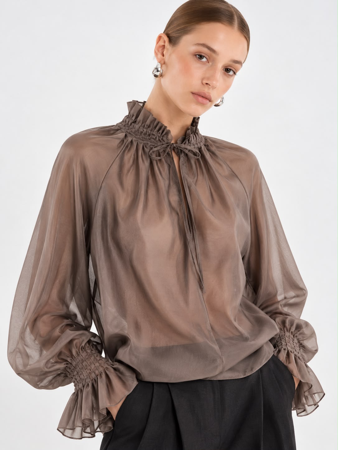 Camisa satinada cuello alto