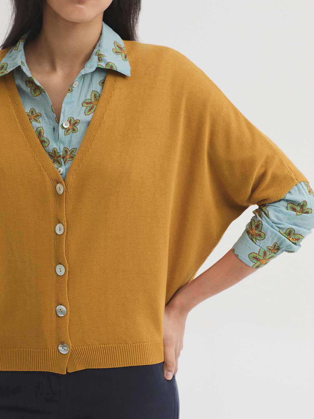 Chaqueta De Punto Wide V Neck Jacket Amarillo Oscuro - OLIVIA BRUTUS