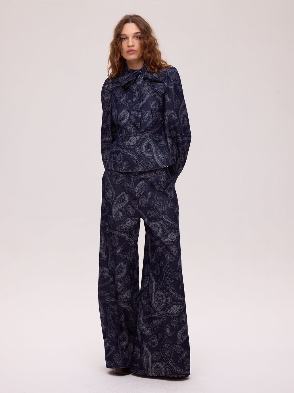 Pantalón Earth Denim vaquero paisley wide leg - vista lateral