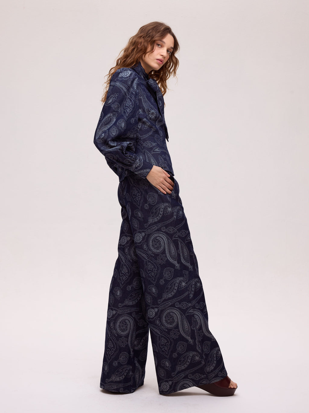 Pantalón Earth Denim vaquero paisley wide leg - vista trasera