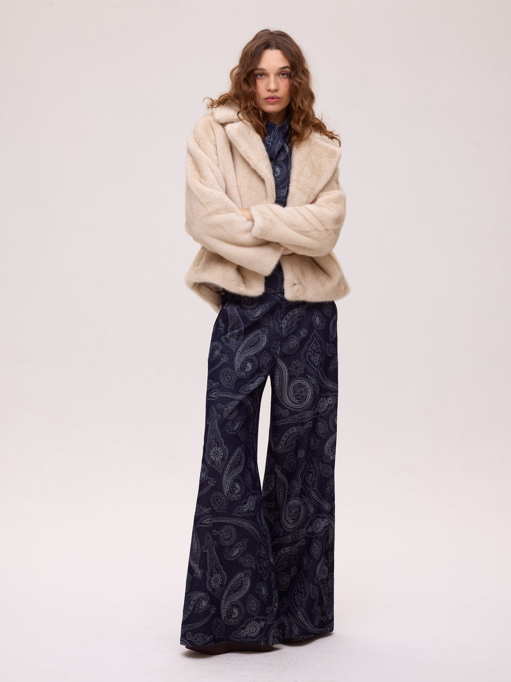 Pantalón Earth Denim vaquero paisley wide leg - look completo