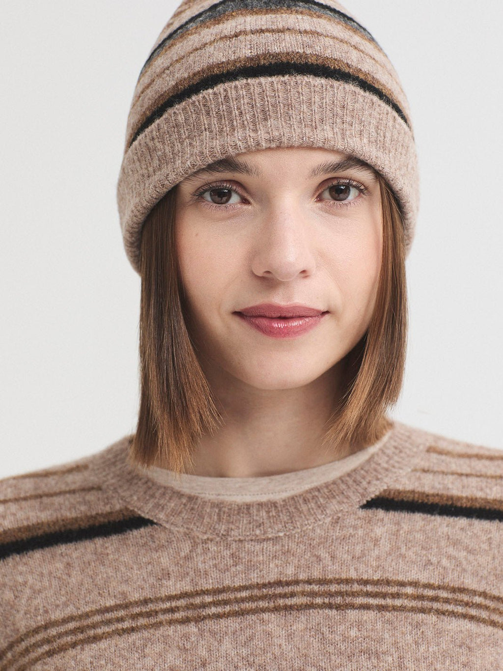 Gorro de rayas tricolor - OLIVIA BRUTUS