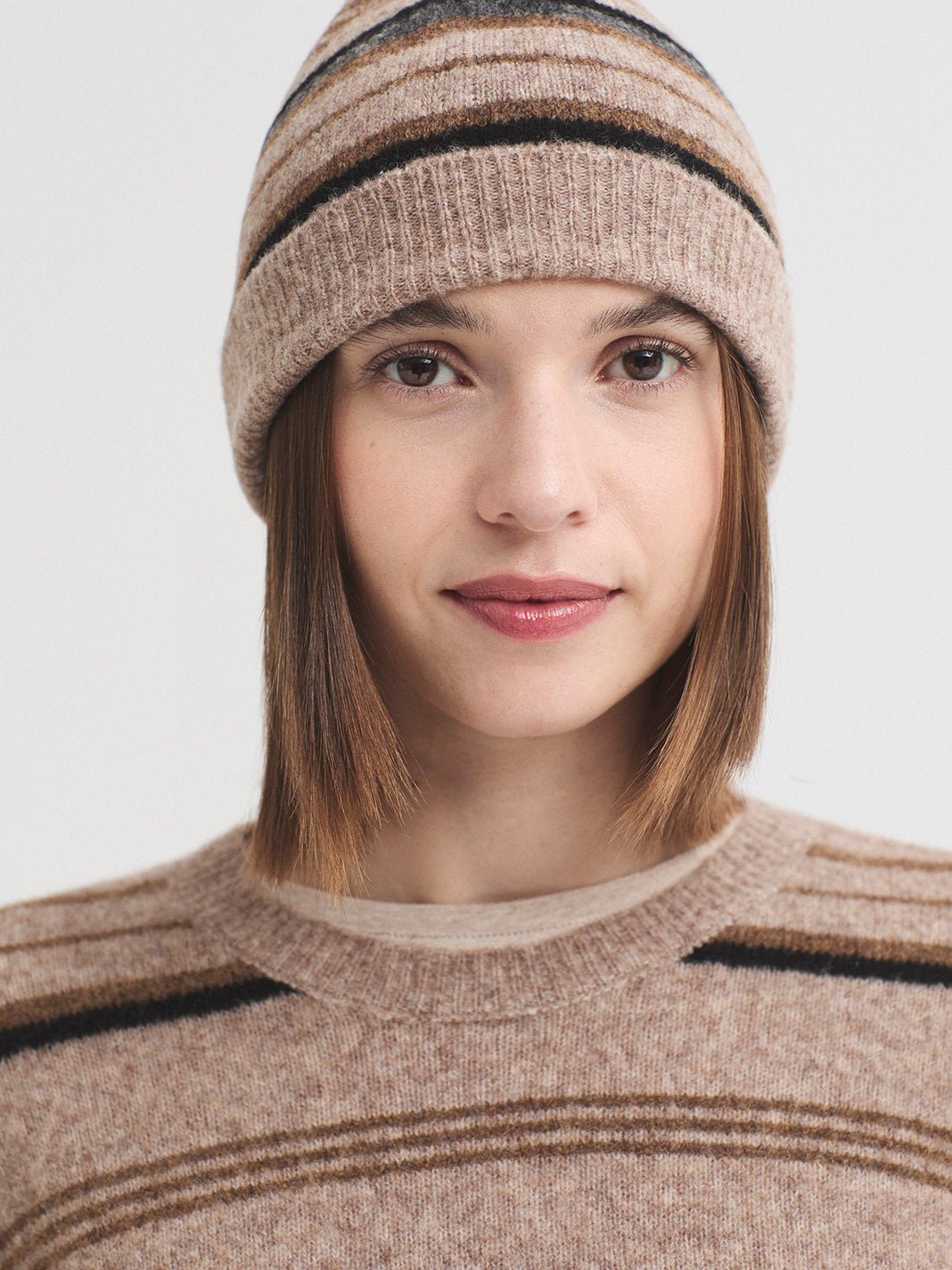 Gorro de rayas tricolor - OLIVIA BRUTUS
