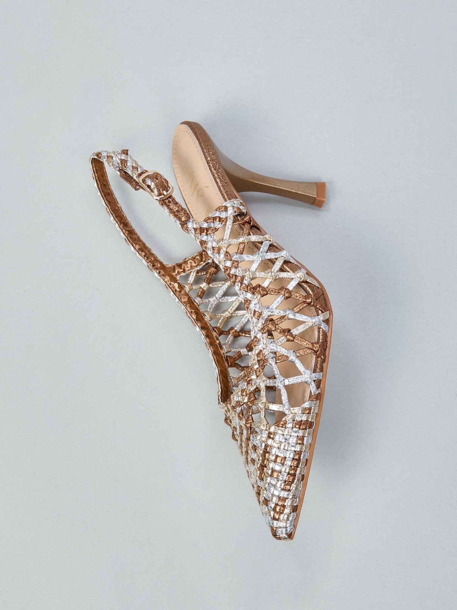 Sandalias de tacón doradas y plateadas de tiras trenzadas - OLIVIA BRUTUS